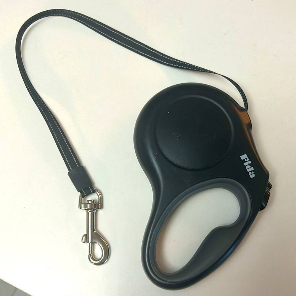 Automatic roll-in leash for a small dog